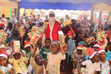 Cérémonie d’Arbre de Noël : Une Occasion de plus de redonner du sourire aux enfants défavorisés